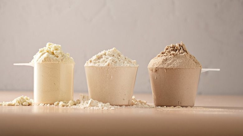 Três tipos de proteína em potes medidores