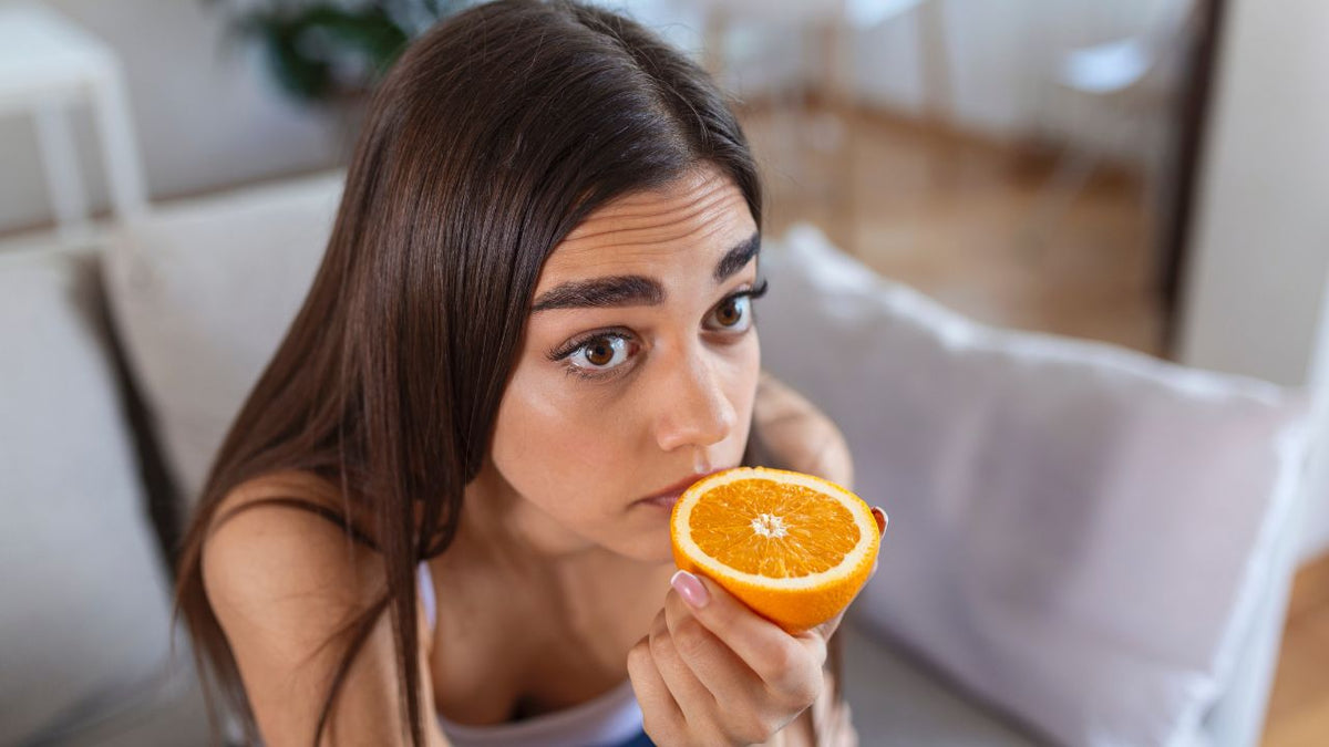 Pessoa cansada - sinais de falta de vitamina D | Maxme Bio