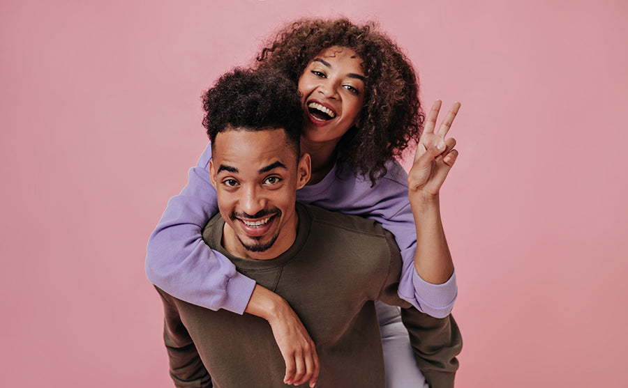 Pessoa sorrindo com disposição - bem-estar e felicidade no dia a dia