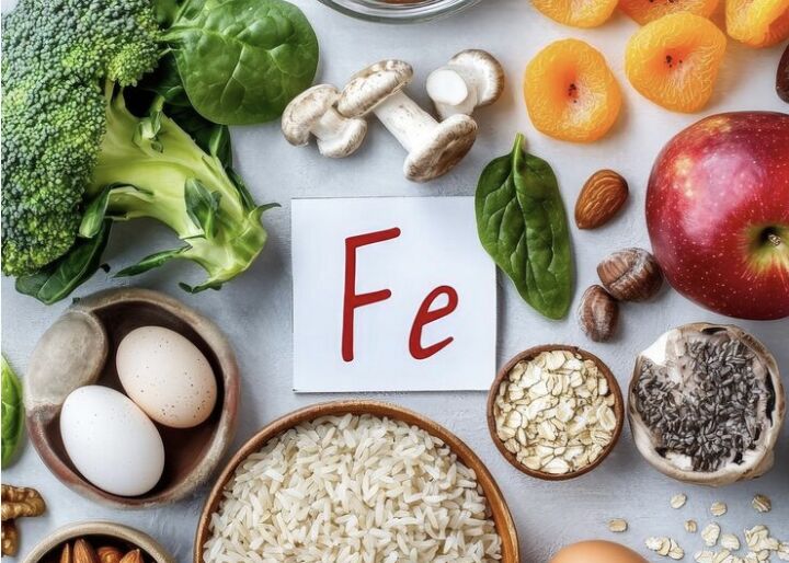 Alimentos ricos em ferro com símbolo Fe.