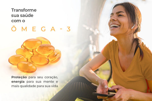Mulher sorrindo com cápsulas de ômega-3