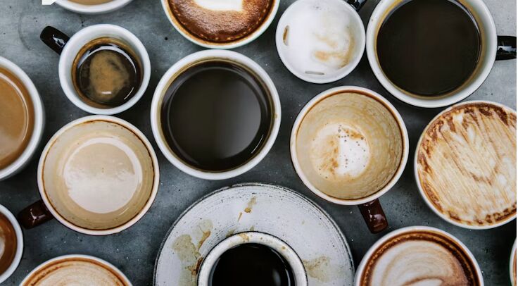 Vários copos de café dispostos sobre uma mesa