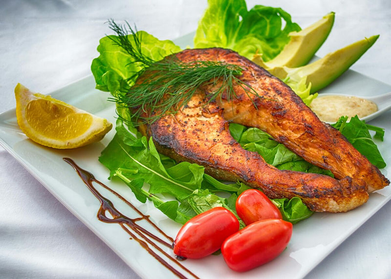 Filé de salmão grelhado com salada fresca
