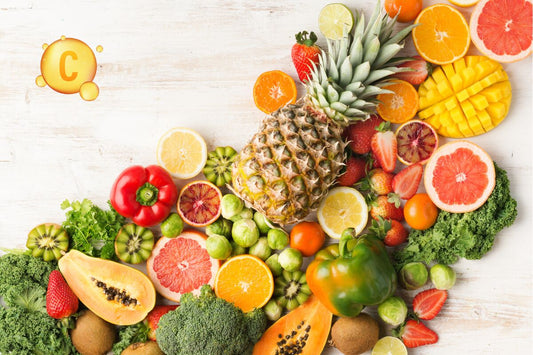 Frutas variadas ricas em vitamina C em um fundo branco.