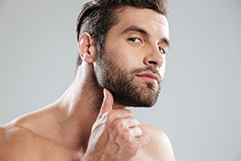 Homem cuidando da barba - dicas para crescimento de barba