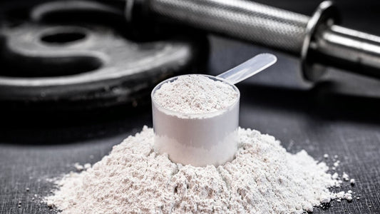 Medida de proteína em pó sobre superfície escura