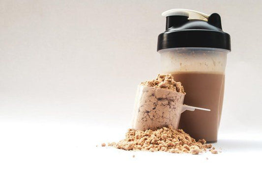 Suplemento proteico em pó com copo shaker.